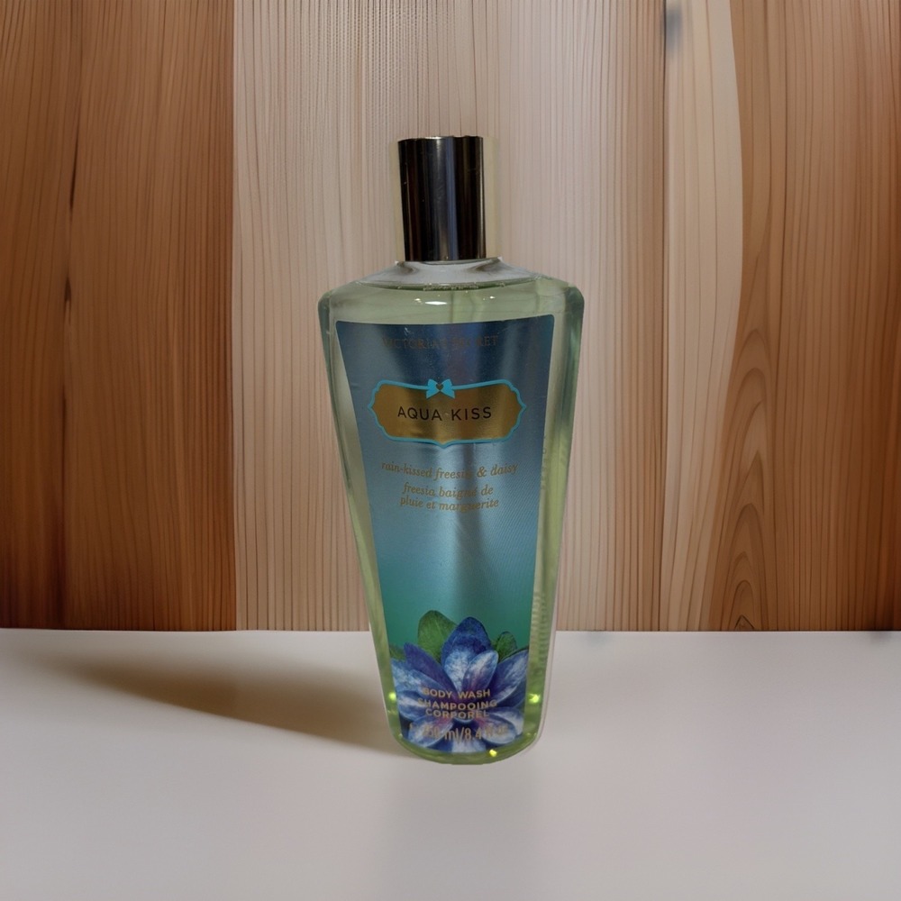 Victoria's Secret Aqua Kiss Rain-Kissed Freesia & Daisy Body Wash 8.4 FL OZ New